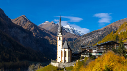 Heiligenblut am Großglockner mit St. Vincent Kirche.