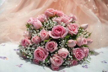 RAMO DE SOSAS COLOR ROSA Y NUDE, CON VESTIDO ELEGANTE DE FONDO