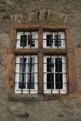 Altes Fenster an einem deutschen Schloss, in Nassau-Oranien mit Gitter