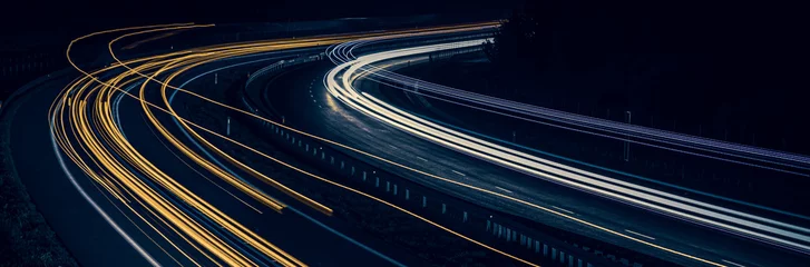 Foto op Plexiglas Snelweg bij nacht lichten van auto& 39 s met nacht. lange blootstelling