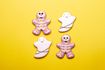 Obraz na płótnie Canvas Homemade cookies cute skeletons and ghosts for Halloween on yellow background