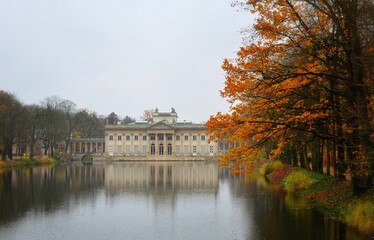 Fototapeta na wymiar palace in the park