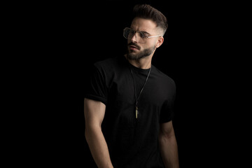 Naklejka premium sexy unshaved young guy wearing glasses and looking to side