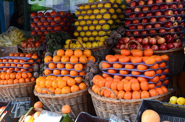 Verdulería con sus frutas ordenadas. Manzanas, mandarinas, naranjas, limones. Mercado de frutas en...