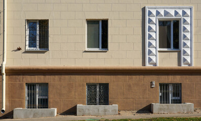 Photo of a building with a beige-brown wall and windows in the city