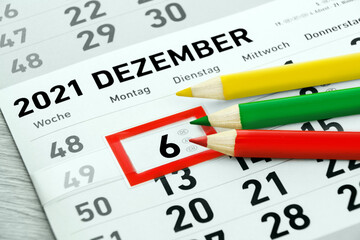 Deutscher Kalender Nikolaus am 6. 12. 2021 und 3 Stifte rot grün gelb