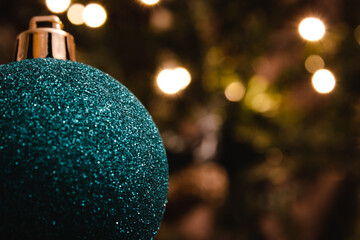 Bola de navidad con árbol navideño de fondo