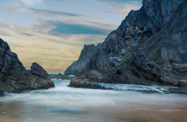 Pequeña entrada de agua entre rocas