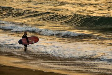 Surfista esperando el momento