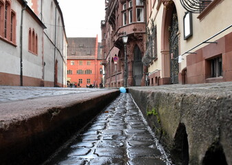 Naklejka na ściany i meble Franziskanerstraße in der Altstadt von Freiburg