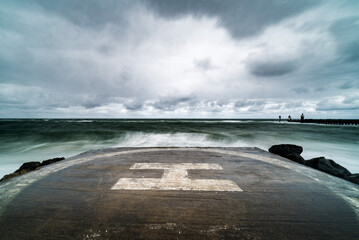 Emergency helicopter landing pad during sea storm © Adrien