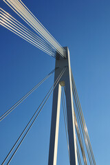 Fototapeta na wymiar Brückenpfeiler im Sonnenlicht