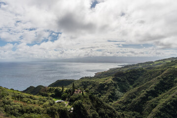Fototapeta na wymiar Scenic panoramic aerial view of the Maui north shore from the Waihee Ridge trail in early morning, Hawaii