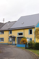 Fototapeta na wymiar Buntes Haus im Dorf.