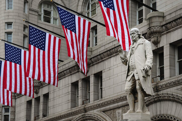 Statue von Benjamin Franklin vor amerikanischen Flaggen