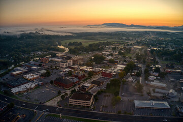 Aerial View of Sevierville, Tennessee on a Hazy Fall Sunrise - obrazy, fototapety, plakaty