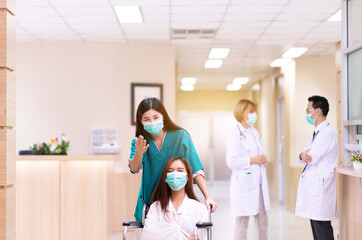 Obraz premium Nurse take care to patient woman disability sitting on wheelchair at hospital