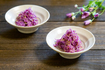 山形や新潟で食される紫色の食用菊、もってのほかが盛られた２つの小鉢