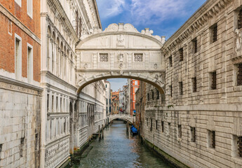 Fototapeta na wymiar Venice Italy, city skyline at Bridge of Sighs and canal