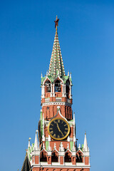 Obraz premium Kremlin's Spasskaya Tower in an autumn morning on Red Square in Moscow