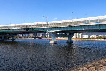 青い水面を跨ぐ高速道路橋