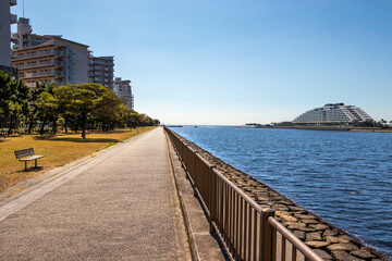 Fototapeta na wymiar 沖に向かってまっすぐ続く海辺の遊歩道