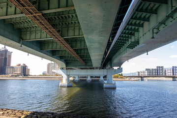 大きな橋桁を下から見上げる
