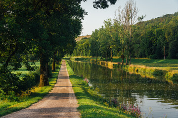 Un chemin de halage en Bourgogne. Un chemin de halage le long d'un canal.