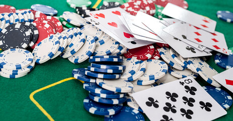 Obraz premium The game chips and palying cards for betting in gambling