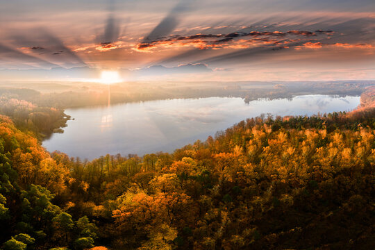 Fototapeta Jesienny wschód słońca na Warmii w północno-wschodniej Polsce