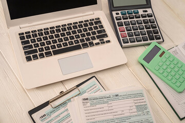 Obraz premium new laptop two calculators and blank blank tax form usa 1040 with tablet lying on the table