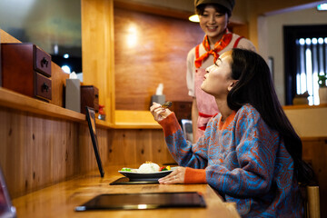飲食店で食事を楽しむ女性