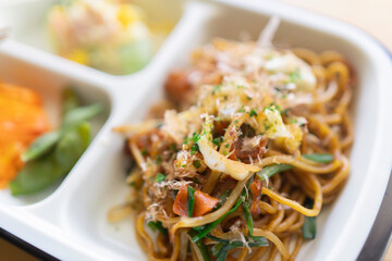 老人・シニアが食べるワンプレートやきそば弁当【介護食・お弁当】