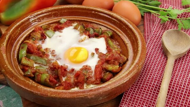 plat de Chakchouka sur une table	