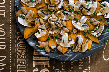 Persimon y caquis con champiñones emplatado para entrante.