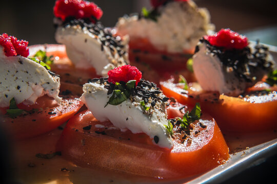 Tomates con queso fresco y albahaca. Huevas de lumpo. 