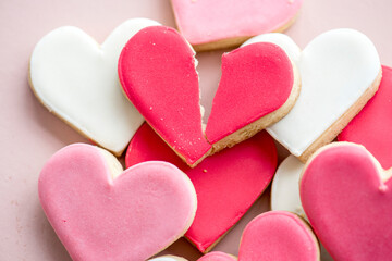 Obraz premium Broken heart-shaped cookies