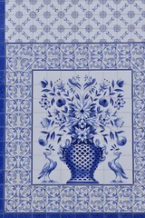 Obraz premium Azulejo, a drawing of a vase with flowers , traditional blue-white wall tiles in Lisbon, Portugal