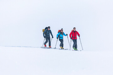 Unterwegs auf Skitour im hochalpinen Gelände
