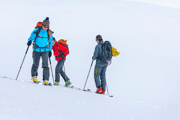 Drei Alpinisten bei einer Skitour
