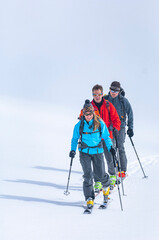 Fototapeta na wymiar Drei Alpinisten bei einer Skitour 