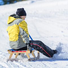 Rodler verliert Kontrolle &uuml;ber seinen Schlitten
