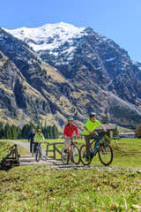 Naklejka na ściany i meble Radtour in den Allgäuer Alpen im idyllischen Oytal