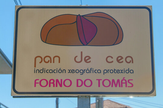 Elaboraci&oacute;n en horno de le&ntilde;a del pan de Cea que es un pan producido en San Cristovo de Cea, provincia de Orense, Galicia.