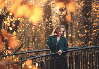 Fototapeta Portret kobiety - jesienny park obraz