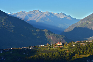 Fototapeta na wymiar Südtirol bei Meran-Schenna; Blick über das Dorf Tirol zur Ortlergruppe