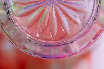 グラスの底、カラフルな背景