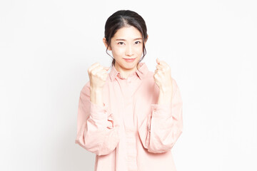 パンチのポーズをする女性