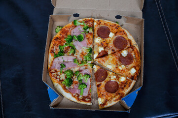 lecker frische pizza vom lieferdienst in papp schachtel