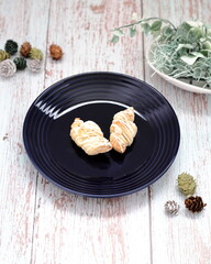 ミニクロワッサンと観葉植物（紺色のお皿）